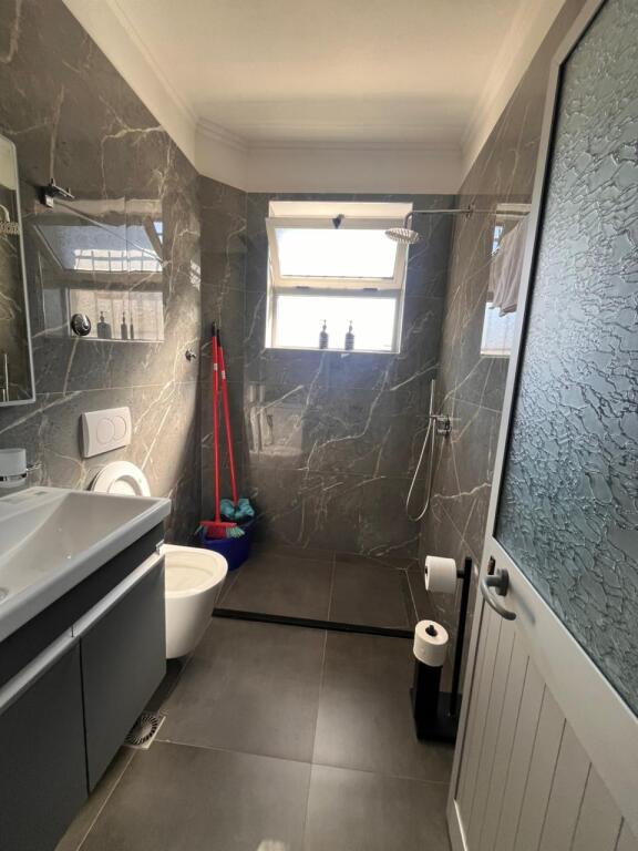 🏠Laprake, vicino alla Posta Albanese, si affitta il terzo piano di una villa, 2+1, arredato. 55.000 Lek