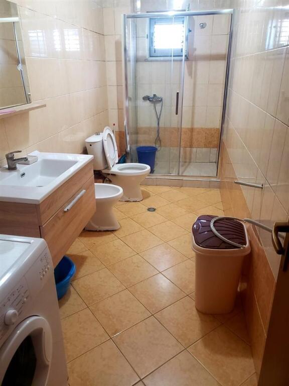 Tirane, affittasi appartamento 2+1+Balcone, 2° piano, 110 m² 500 € (Complesso Malajzian)
