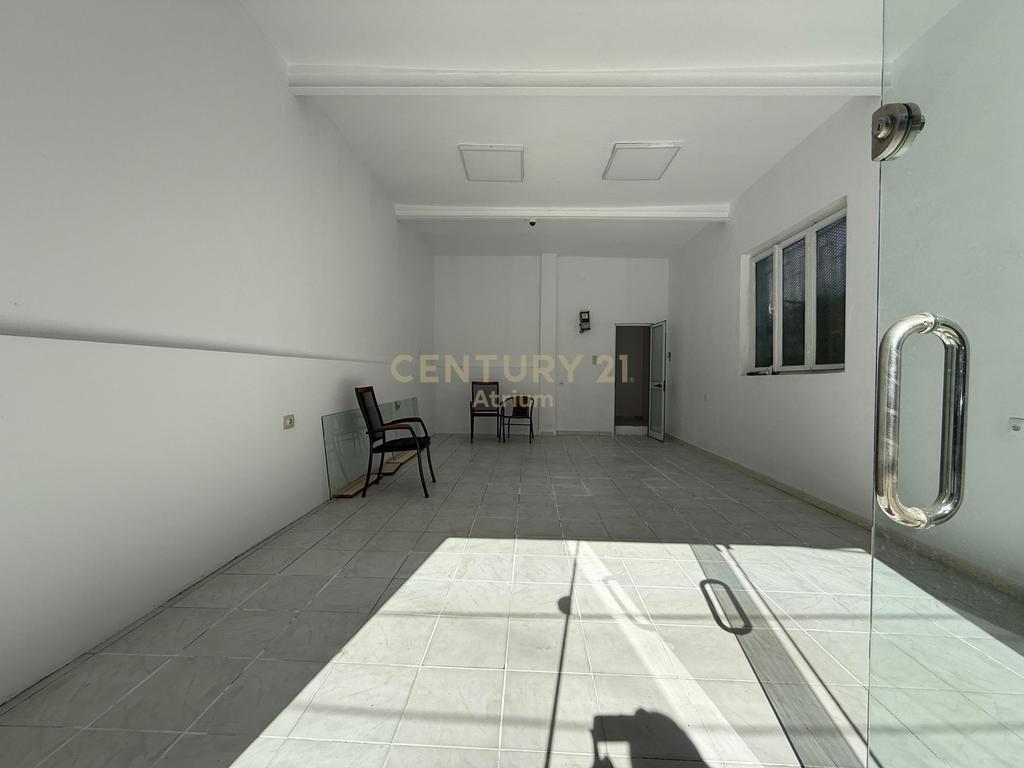 COMMERCIAL SPACE FOR RENT NEAR POLICE STATION NO. 1!