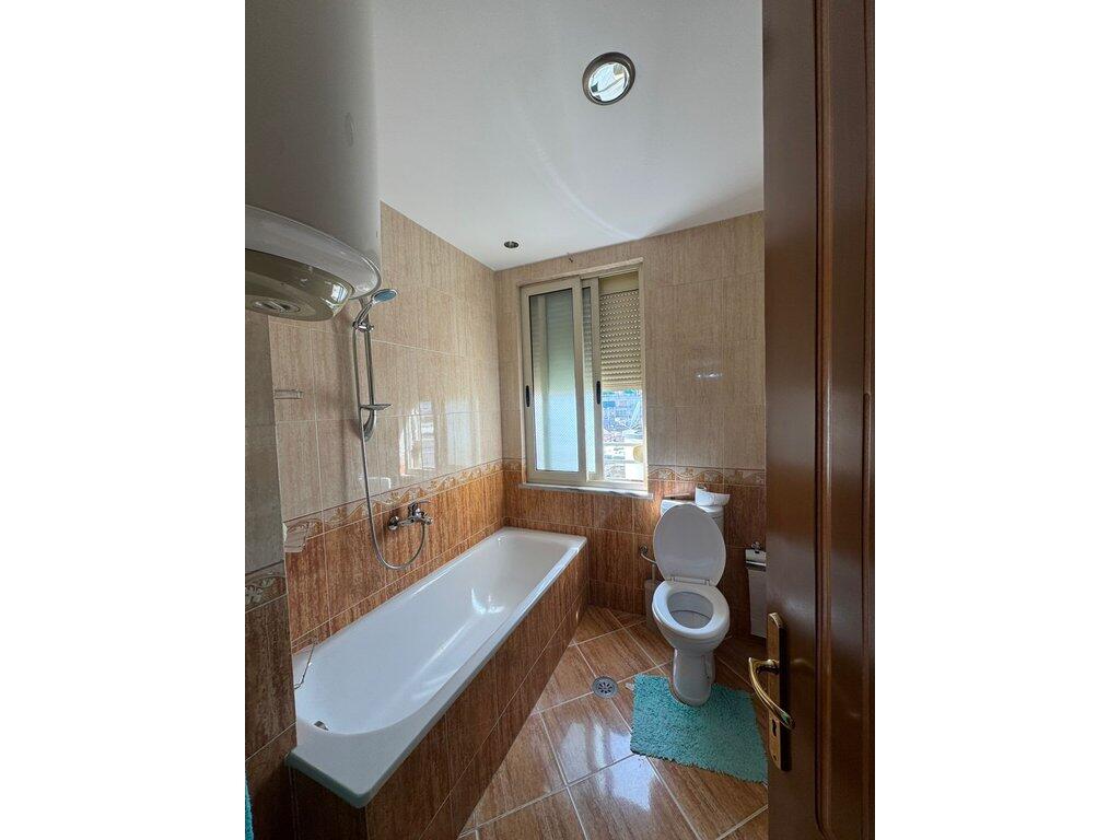Jepet me Qira Apartament 3+1+2 me Post Parkimi në zonën e Shkollës së Baletit, Tiranë 750 € /Muaj