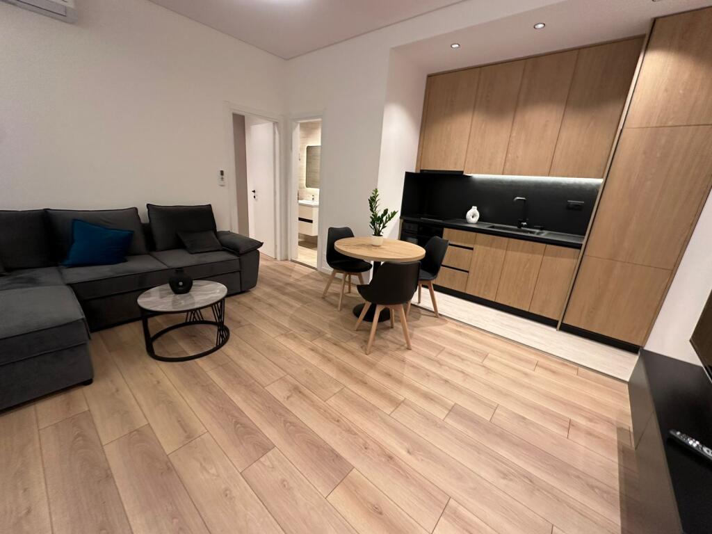 Shitet 1+1 , Liqeni i Thate