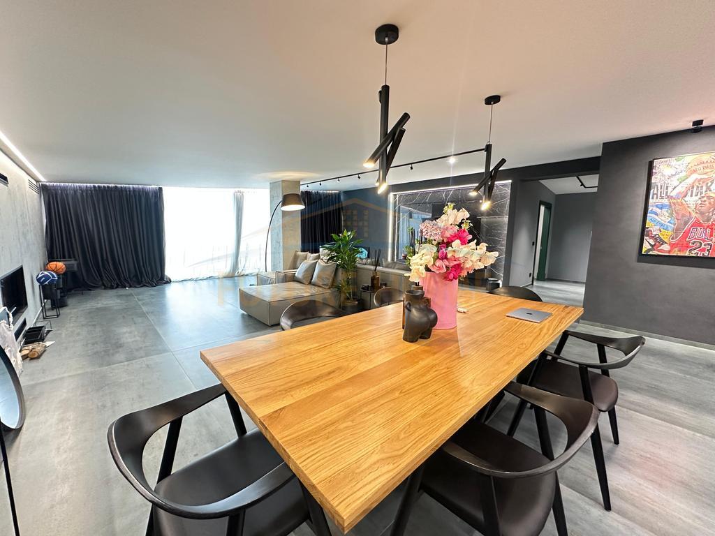 Shitet penthouse Liqeni i Thate