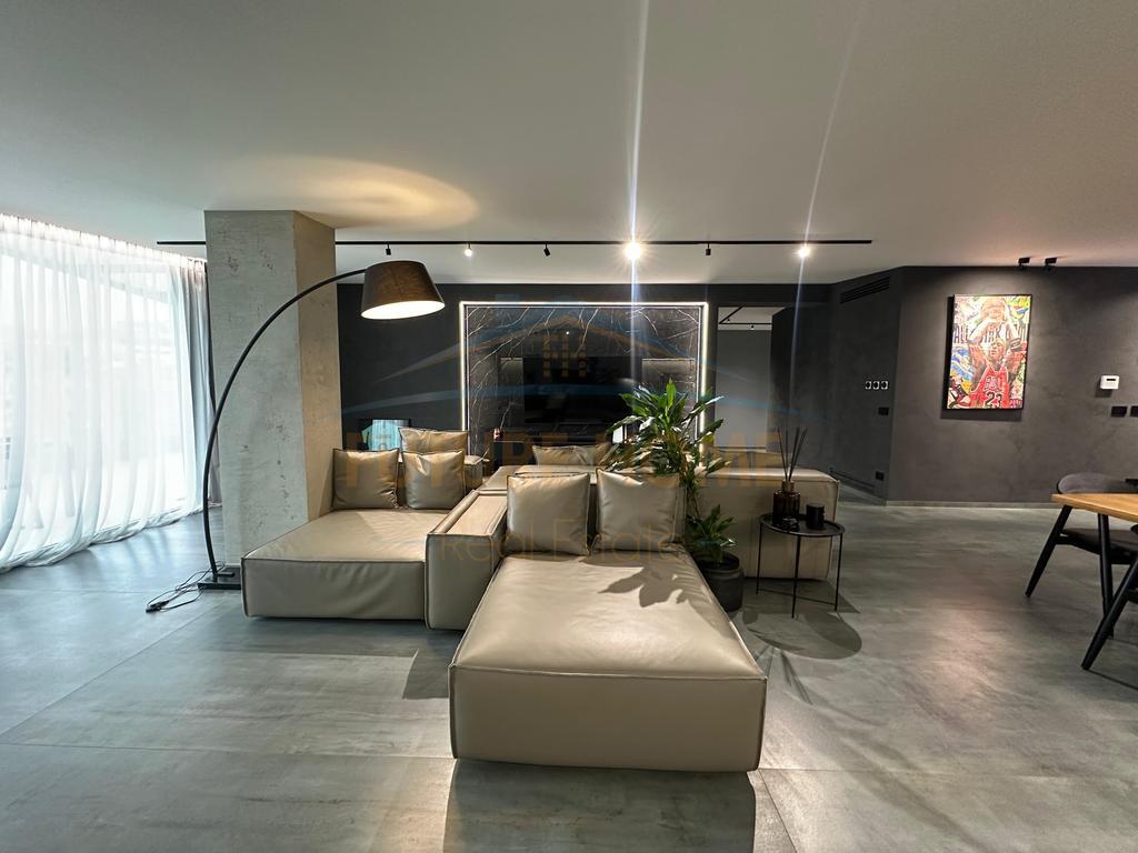 Shitet penthouse Liqeni i Thate