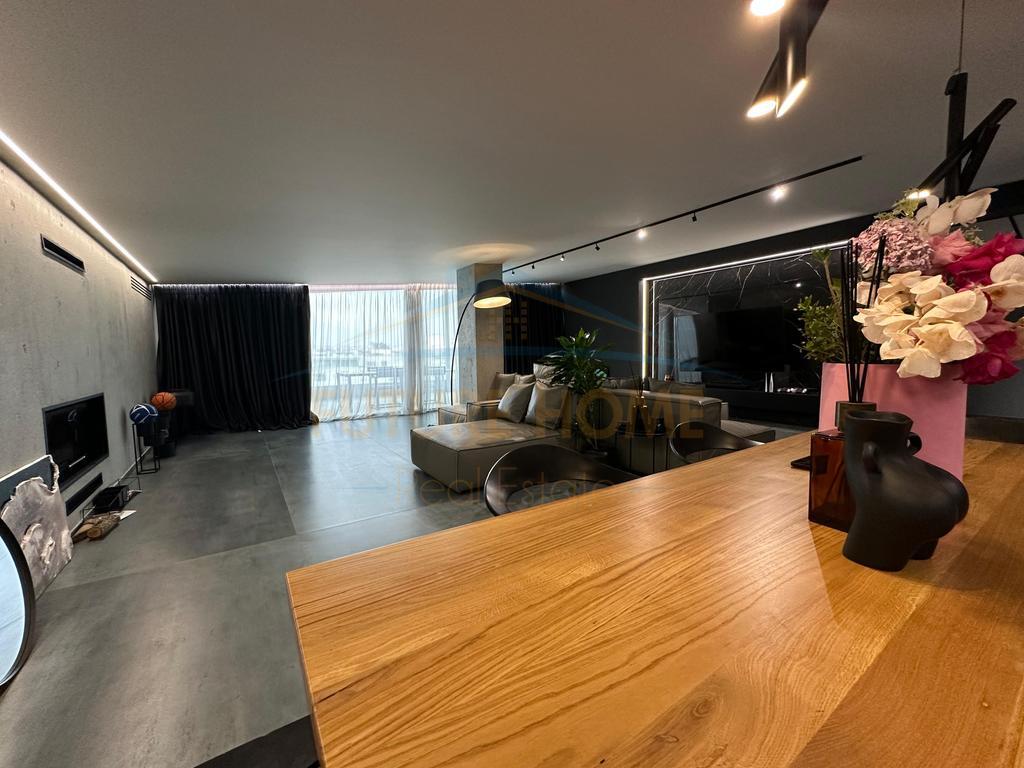 Shitet penthouse Liqeni i Thate