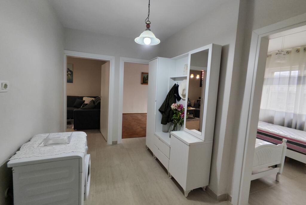 Buze Rruges Fortuzi, Jepet Me Qira Apartament 3+1 I Sapo Mobiluar!