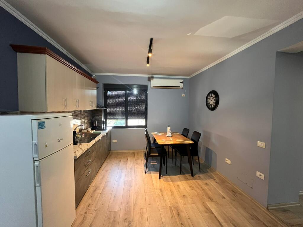 🏠Laprake, vicino alla Posta Albanese, si affitta il terzo piano di una villa, 2+1, arredato. 55.000 Lek