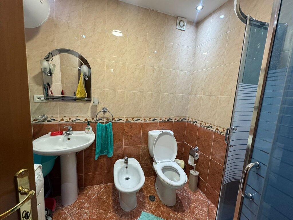 Jepet me Qira Apartament 3+1+2 me Post Parkimi në zonën e Shkollës së Baletit, Tiranë 750 € /Muaj