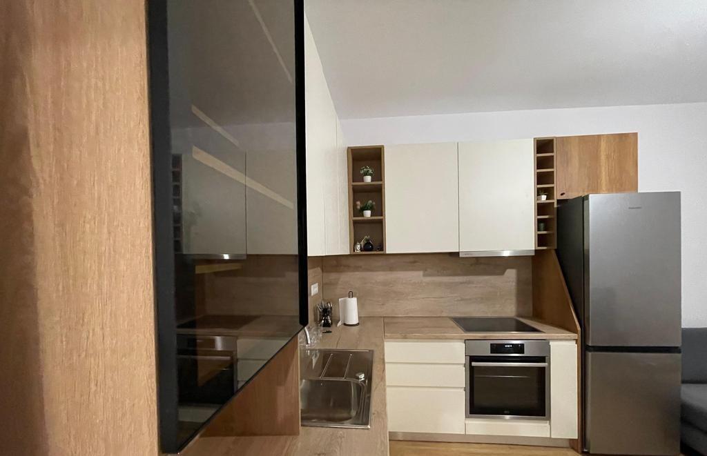 Apartament 2+1 Plotësisht i Mobiluar me Qira – Zona 21 Dhjetori | 700€/muaj