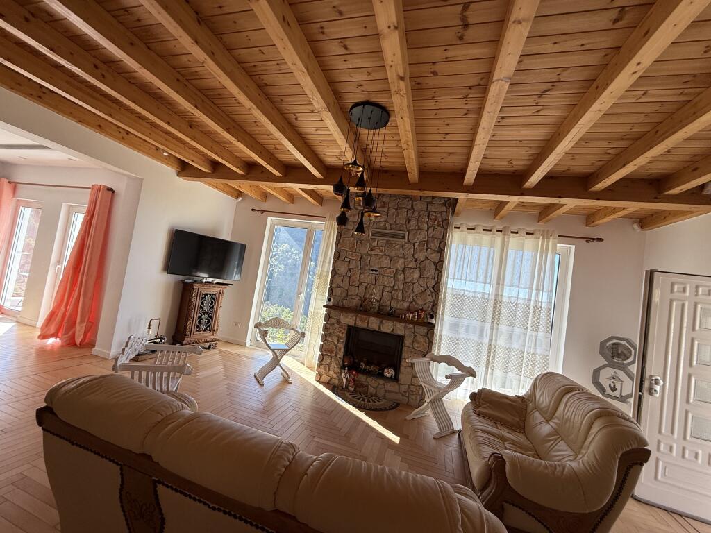 Villa privata in vendita a Linz tra il parco di Dajti