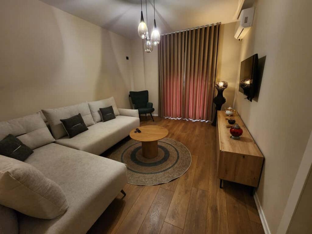 Qera 1+1 Luxury Liqeni i Thate , Tirane