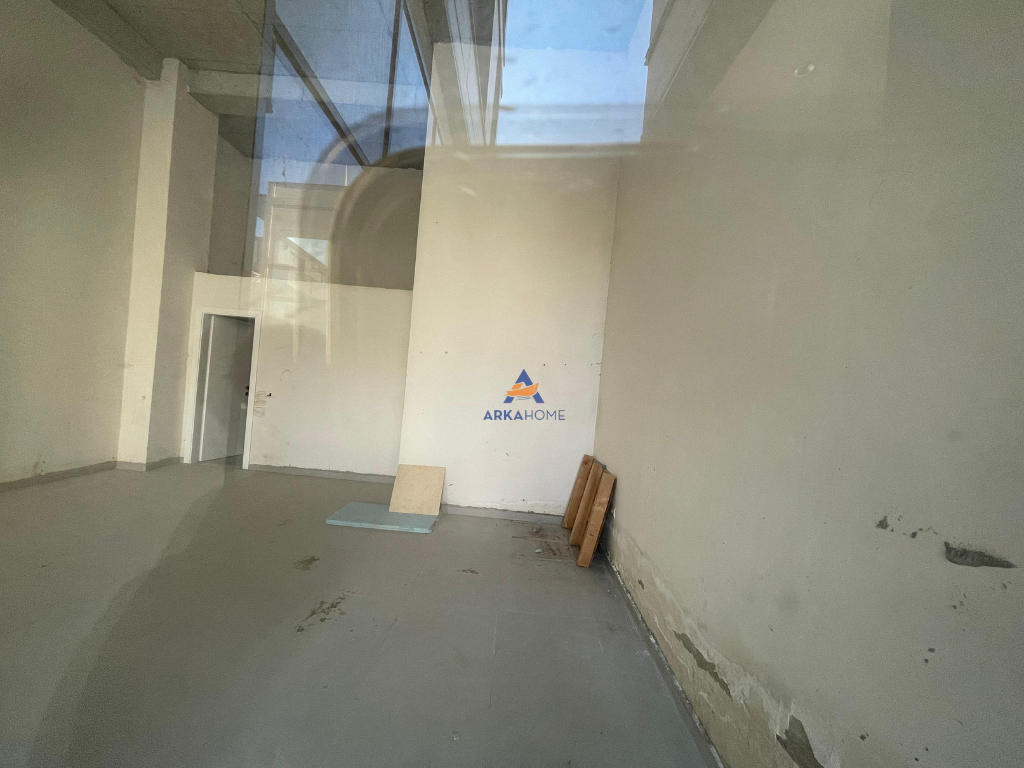 SHOP FOR SALE 83M2 "AT THE FORMER AVIATION FIELD" 264,000 EURO