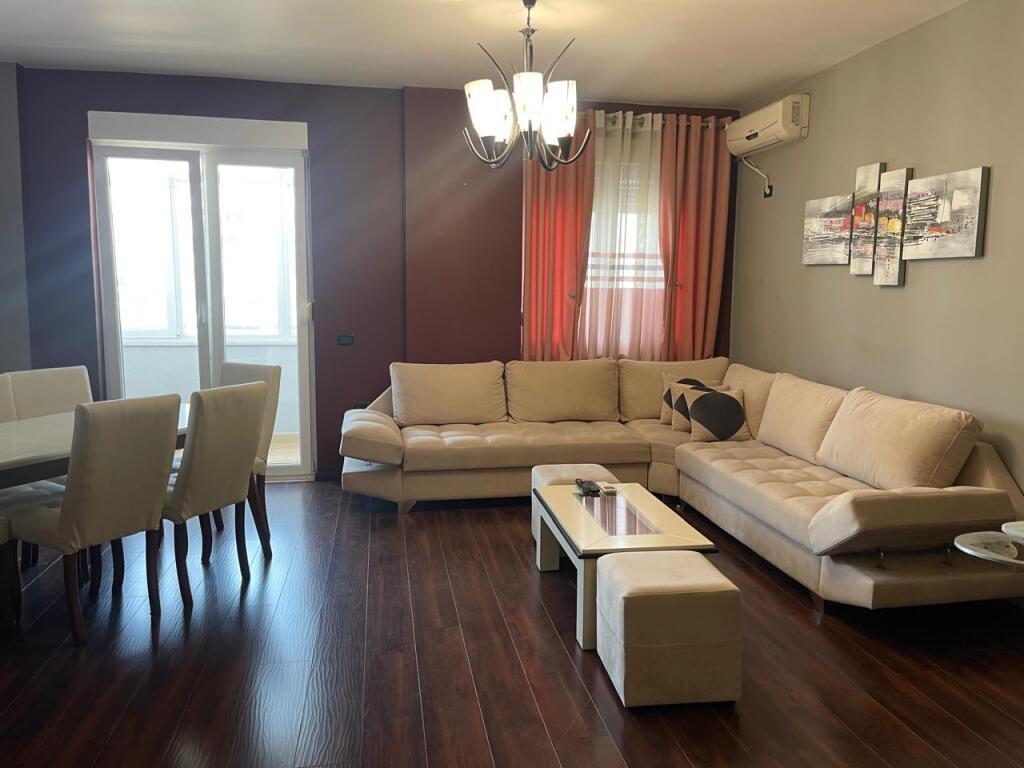 Apartament 2+1 + Parking tek Sheshi Wilson
