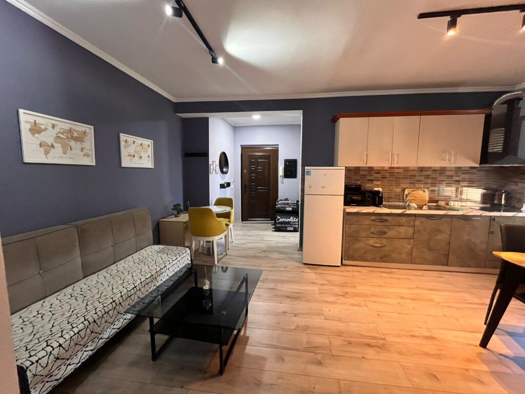 🏠Laprake, vicino alla Posta Albanese, si affitta il terzo piano di una villa, 2+1, arredato. 55.000 Lek