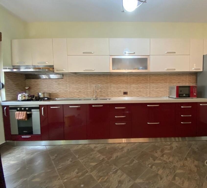 Apartament 2+1 me Qira, Plotësisht i Mobiluar – Zona e Xhamllikut | 600€/muaj
