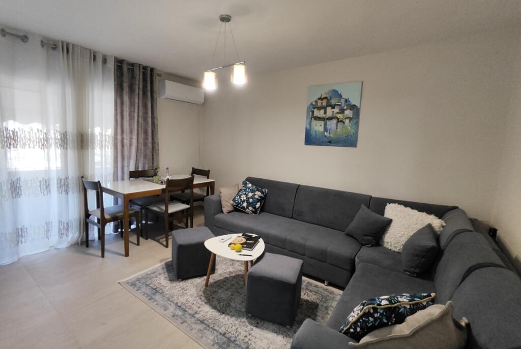 Buze Rruges Fortuzi, Jepet Me Qira Apartament 3+1 I Sapo Mobiluar!