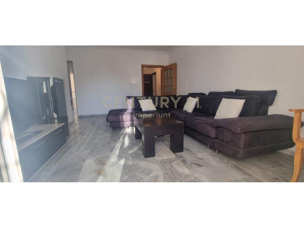 Apartament 2+1 me kuzhinë të veçuar dhe 2 ballkone për QIRA – Laprakë, Tiranë
