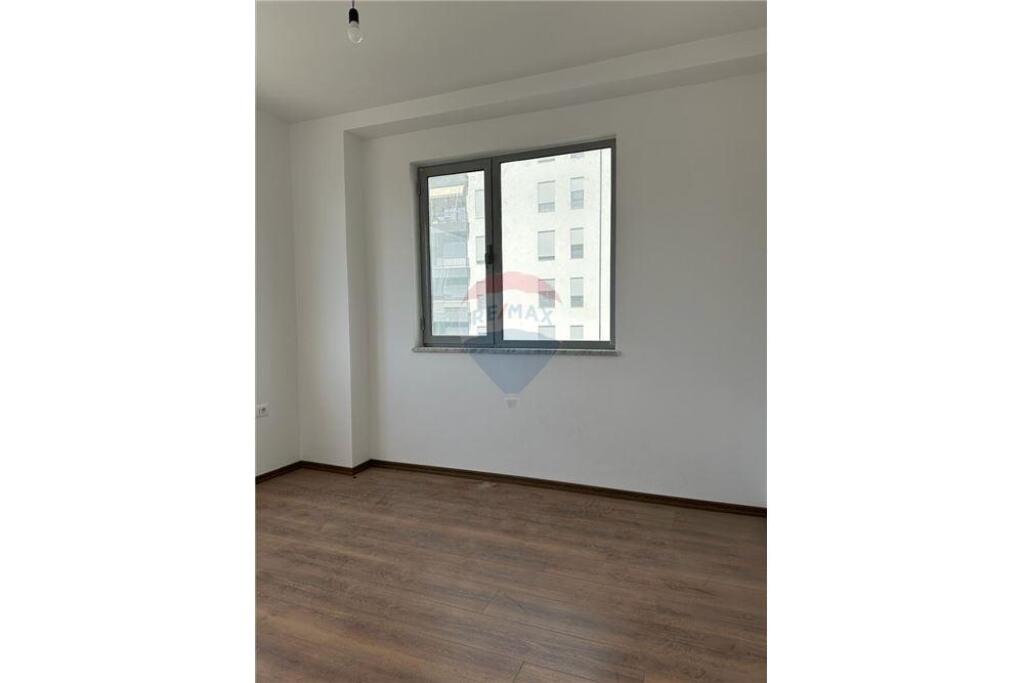 Shitet apartament 1+1