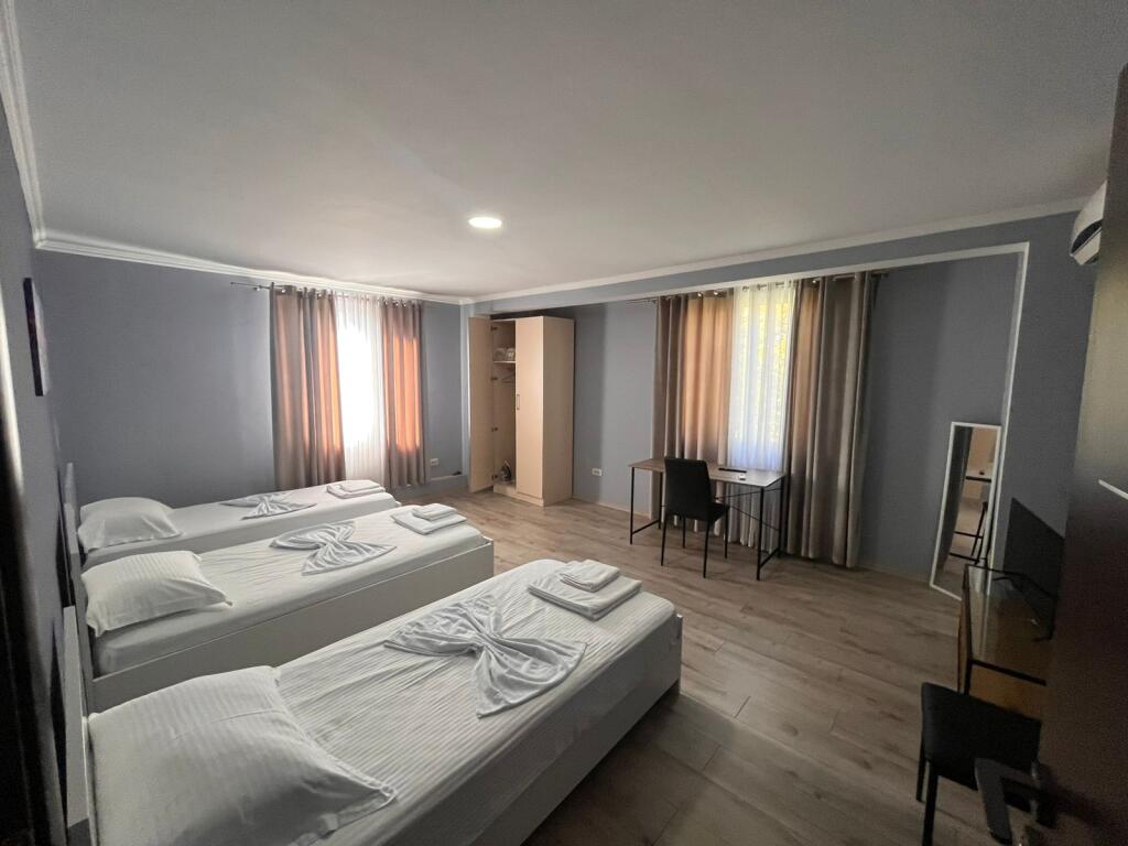 🏠Laprake, vicino alla Posta Albanese, si affitta il terzo piano di una villa, 2+1, arredato. 55.000 Lek