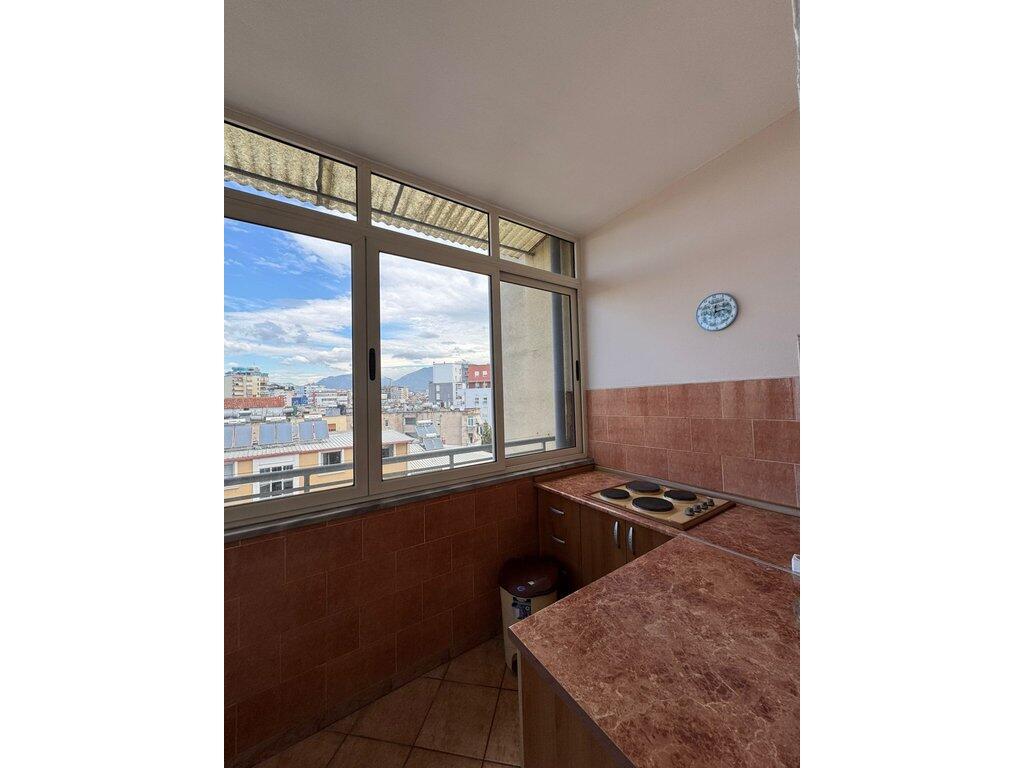 Jepet me Qira Apartament 3+1+2 me Post Parkimi në zonën e Shkollës së Baletit, Tiranë 750 € /Muaj
