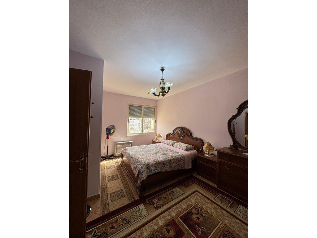 Jepet me Qira Apartament 3+1+2 me Post Parkimi në zonën e Shkollës së Baletit, Tiranë 750 € /Muaj