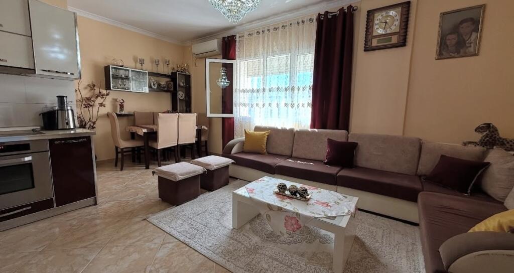 Appartamento 1+1+veranda in vendita Jordan Misja vicino al registro