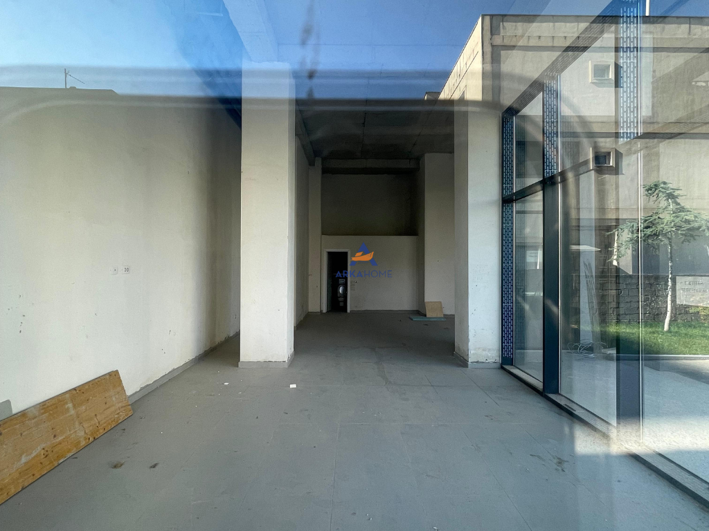 SHOP FOR SALE 83M2 "AT THE FORMER AVIATION FIELD" 264,000 EURO
