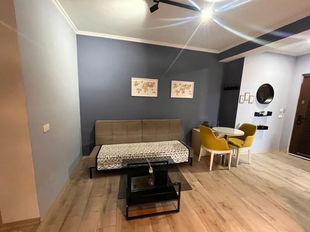 🏠Laprake, vicino alla Posta Albanese, si affitta il terzo piano di una villa, 2+1, arredato. 55.000 Lek