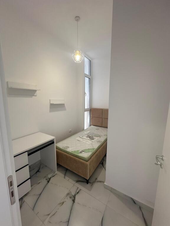 📣 AFFITTO SUPER Appartamento 2+1 📍 Vicino a Vasil Shanto ✨   🏢 Nuova Costruzione  🪜 3° Piano (Con Ascensore)  🛋️ Arredato Con Condizioni Moderne  ✅ Mai Abitato Prima   💶 Prezzo 75.000 Leke