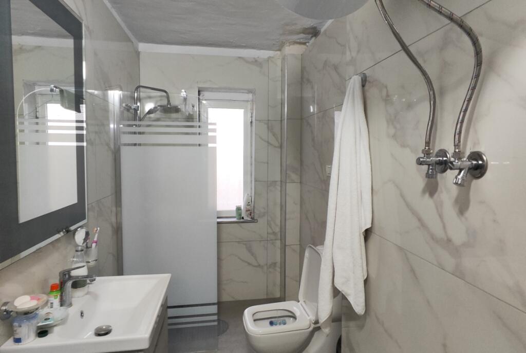 Buze Rruges Fortuzi, Jepet Me Qira Apartament 3+1 I Sapo Mobiluar!