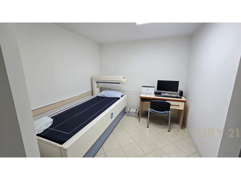 Jepet me Qira Godinë Multifunksionale në Zonën e Spitalit Ushtarak – Ideale për Klinika dhe Qendra Shëndetësore