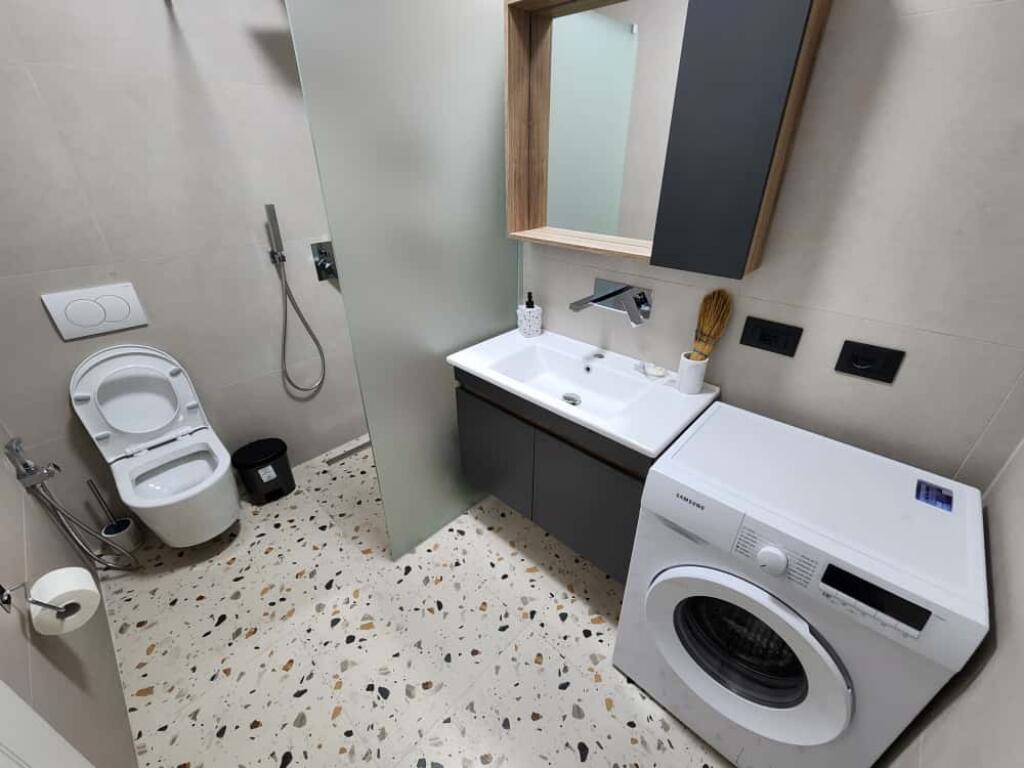 Qera 1+1 Luxury Liqeni i Thate , Tirane