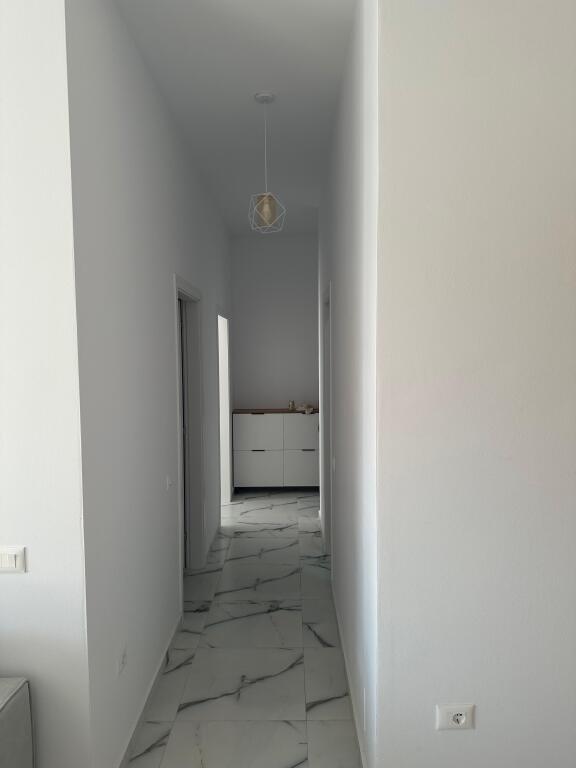 📣 AFFITTO SUPER Appartamento 2+1 📍 Vicino a Vasil Shanto ✨   🏢 Nuova Costruzione  🪜 3° Piano (Con Ascensore)  🛋️ Arredato Con Condizioni Moderne  ✅ Mai Abitato Prima   💶 Prezzo 75.000 Leke