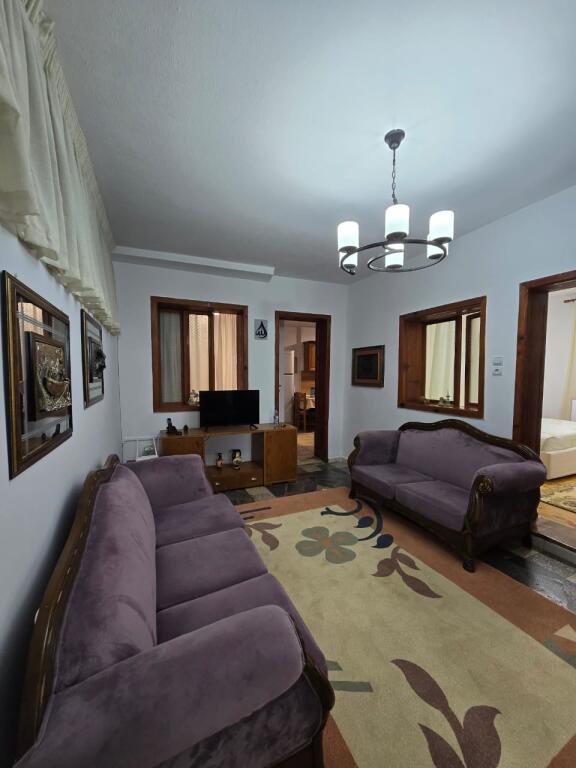 Apartament 3+1 ne kat vile ne Xhamllik