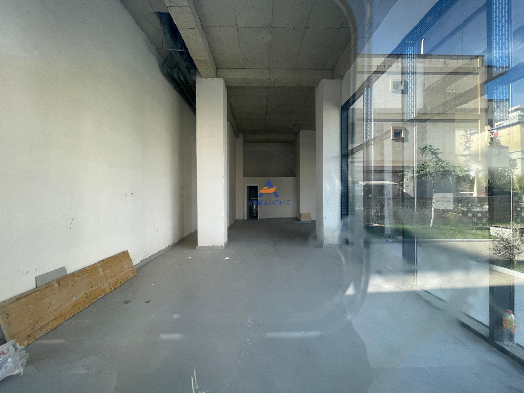 SHOP FOR SALE 83M2 "AT THE FORMER AVIATION FIELD" 264,000 EURO