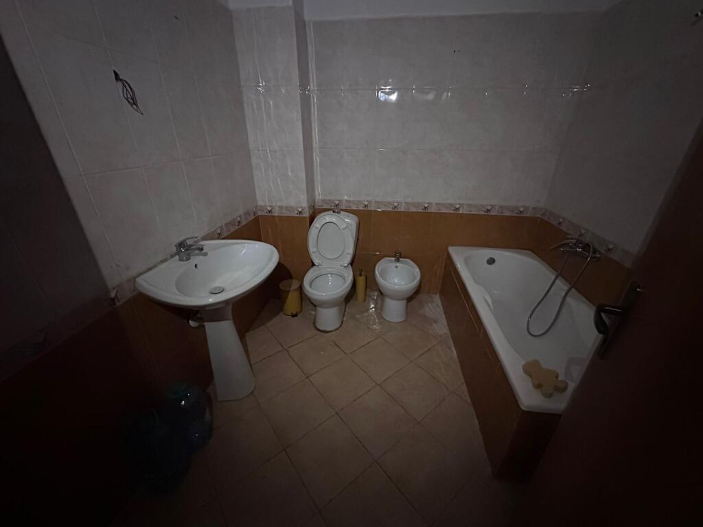 Shitet me Kredi 2+1+2 , Liqeni i Thate