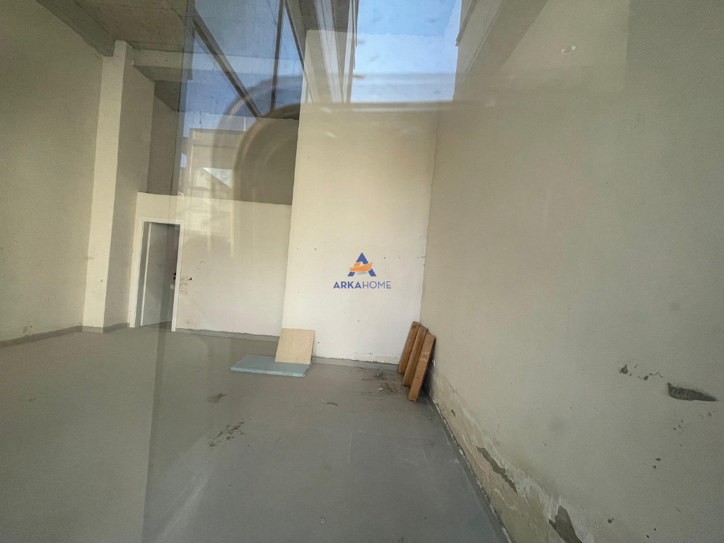 SHOP FOR SALE 83M2 "AT THE FORMER AVIATION FIELD" 264,000 EURO