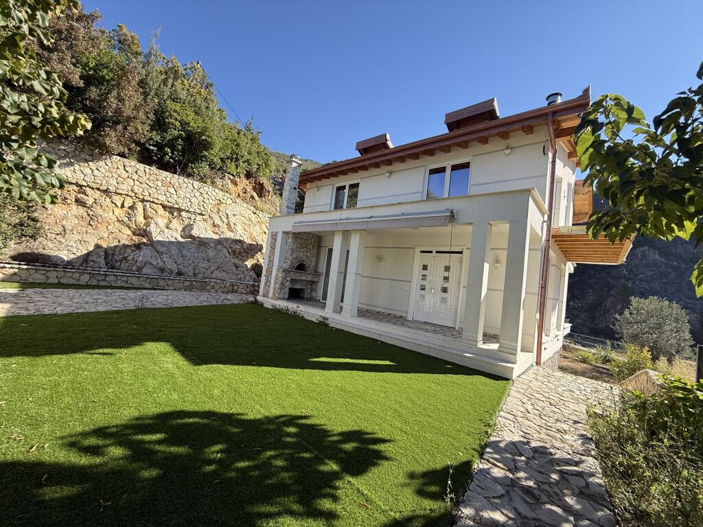 Villa privata in vendita a Linz tra il parco di Dajti