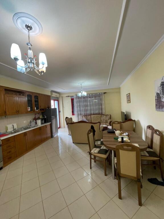 🏡 Appartamento 2+1 in Affitto ai Palazzi Gialli, Tirana