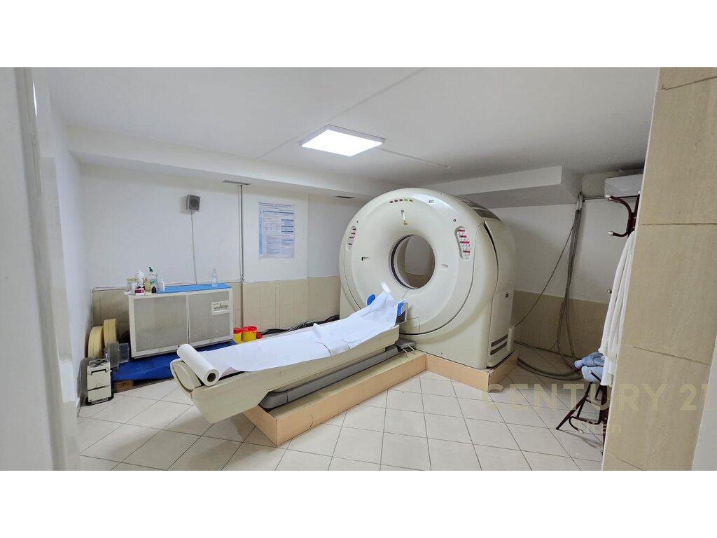 Jepet me Qira Godinë Multifunksionale në Zonën e Spitalit Ushtarak – Ideale për Klinika dhe Qendra Shëndetësore