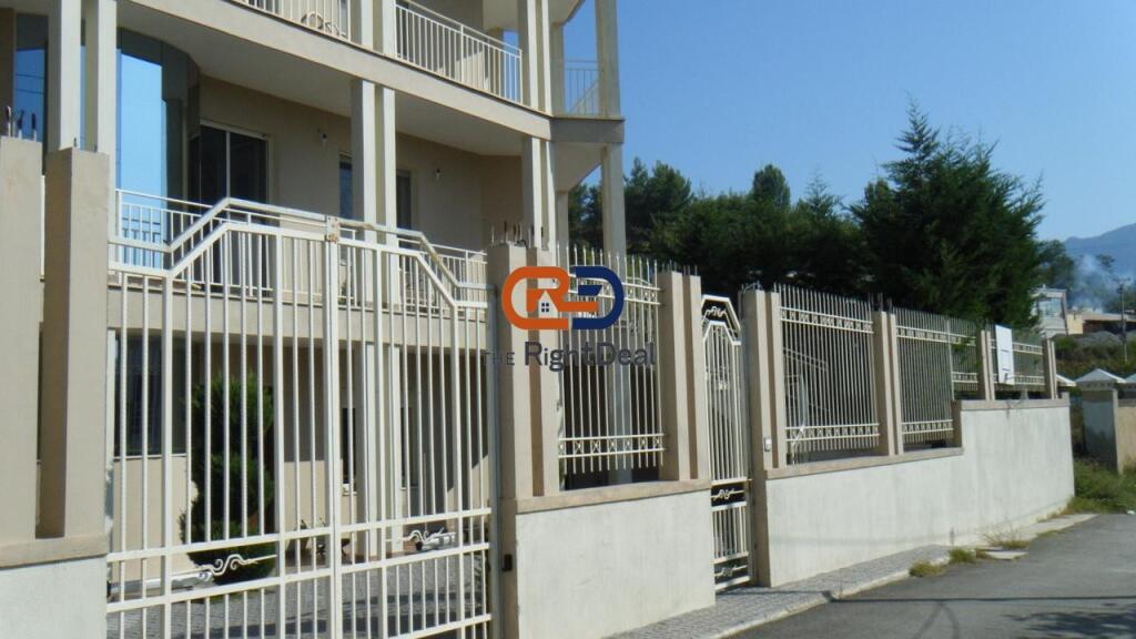 Vicino al Palazzo delle Brigate, Villa con Architettura Moderna con Piscina in Vendita!