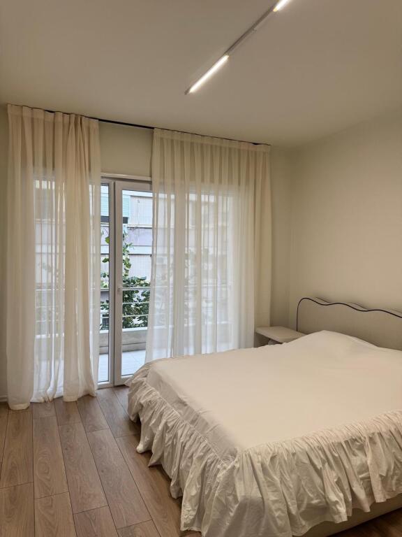 2+1,arredato vicino allo zoo,prezzo 1200 euro,con parcheggio