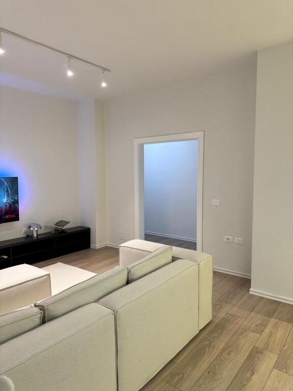 For rent 2+2 + parking at Pavarotti lake 1200 eu