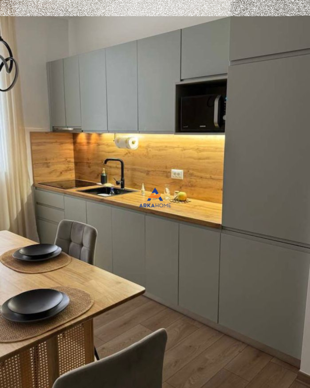 JEPET ME QERA APARTAMENT 2+1 "TE KAFE FLORA,RRUGA E DURRESIT" 950 EURO ( I DISKUTUESHEM)