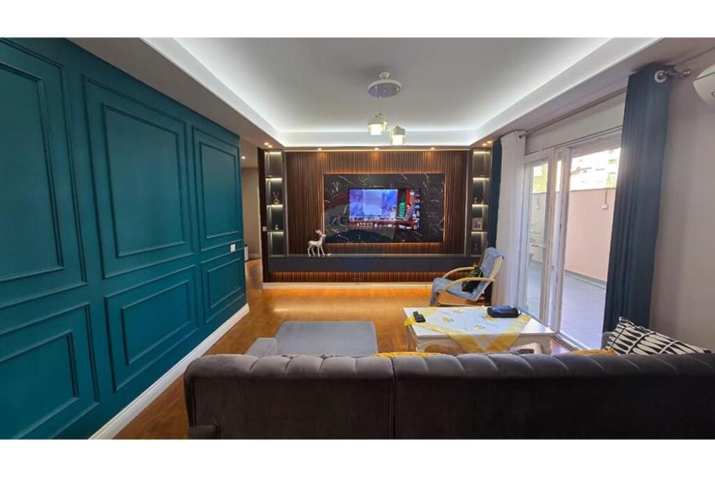 Apartment 2+1 with a super veranda for sale in Yzberisht
