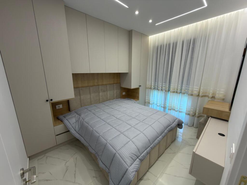 📣 Jepet me Qira Apartament 1+1 📍 Rruga “5 Maji”, Tiranë 🏢 Kati i 3-të me 2 ashensorë | Pallat i ri 🛋️ I pabanuar më parë 💶 500 € në muaj (pa diskutim) 👫 Vetëm për çift