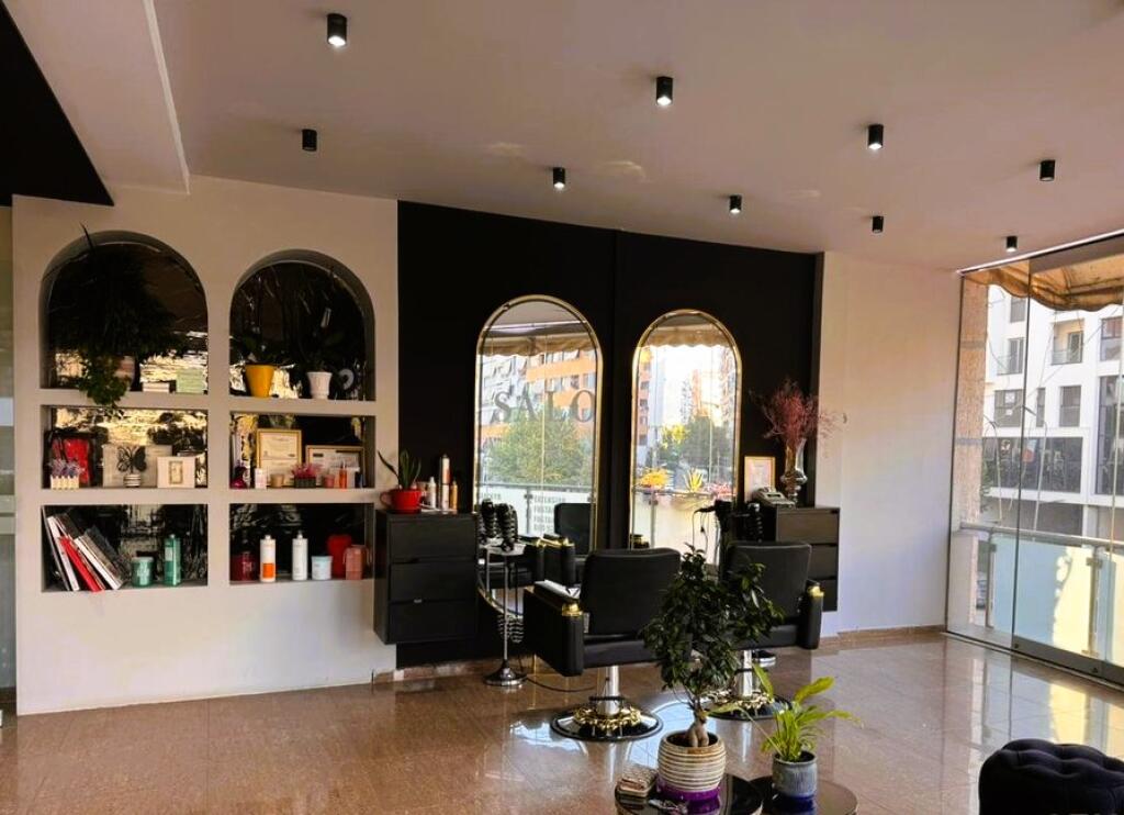 AMBIENTE COMMERCIALE SULLA STRADA A ASTIR