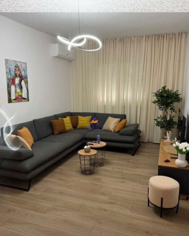 JEPET ME QERA APARTAMENT 2+1 "TE KAFE FLORA,RRUGA E DURRESIT" 950 EURO ( I DISKUTUESHEM)