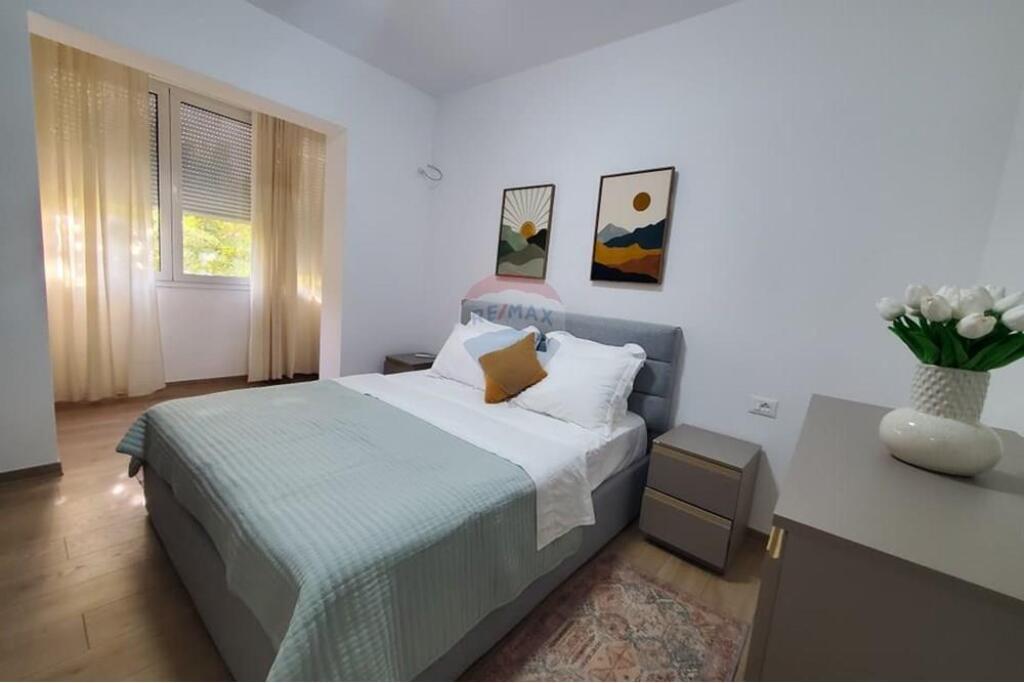 Jepet me qira apartament 2+1 ne Qender tek Rruga e Durresit!
