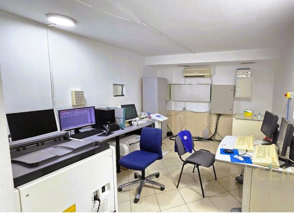 SI AFFITTA EDIFICIO (CLINICA) SUL LATO DELLA STRADA VICINO ALL'OSPEDALE MILITARE!