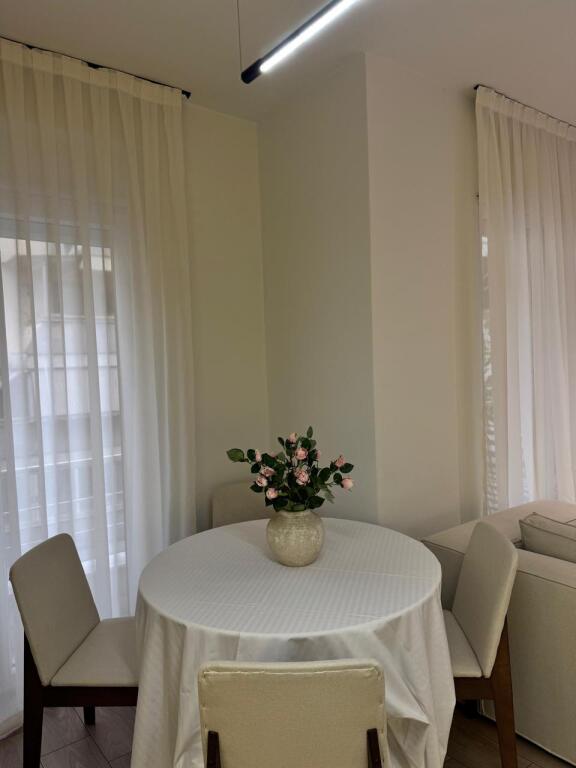 For rent 2+2 + parking at Pavarotti lake 1200 eu